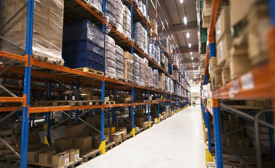 interieur-du-grand-entrepot-de-distribution-avec-des-etageres-empilees-avec-des-palettes-et-des-produits-prets-pour-le-marche